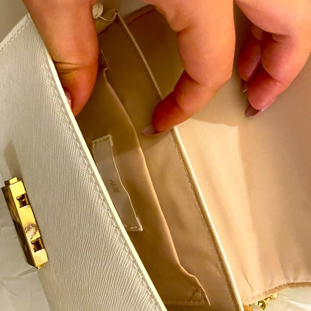H&M white shoulder bag with gold colored chain